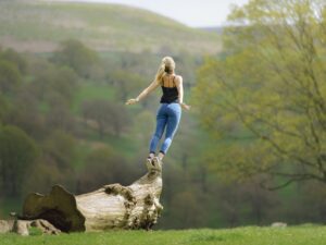 kobieta łapiąca równowagę w naturze