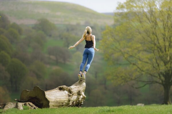 kobieta łapiąca równowagę w naturze